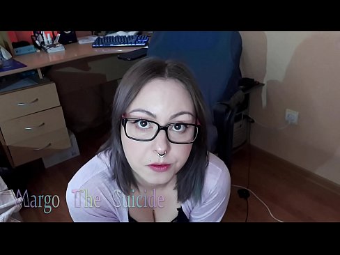 ❤️ Сэксуальная дзяўчына ў акулярах глыбока адсмоктвае фалаімітатар на камеру ❤️ Проста порна у нас ﹏
